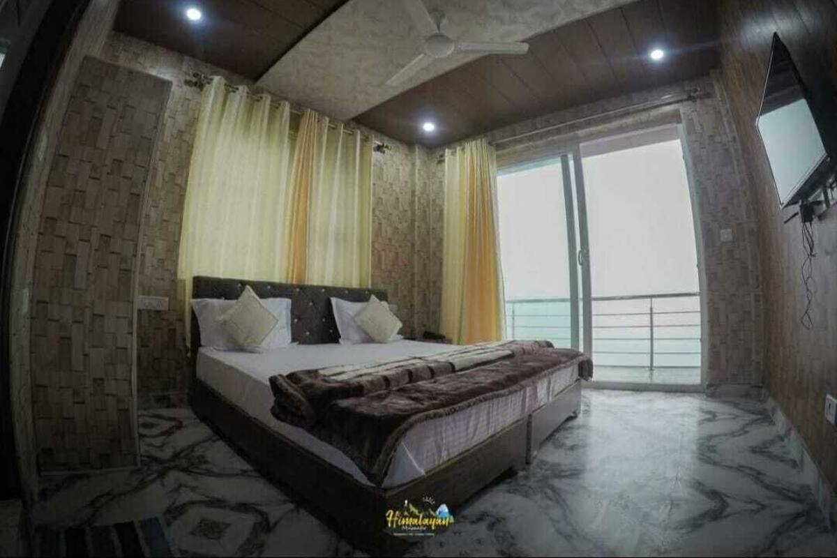 Room, Balcony, Lake View | Street view