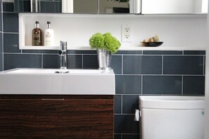 シャワー、ヘアドライヤー、ビデ、タオル