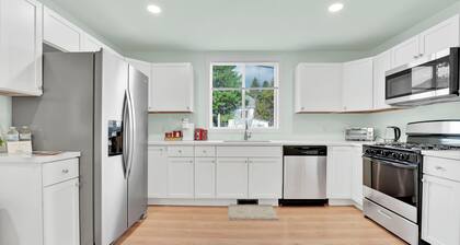 Heart of LG Village Gem #1. Pet friendly. Steps to Lake, Beach, Shepherds Park