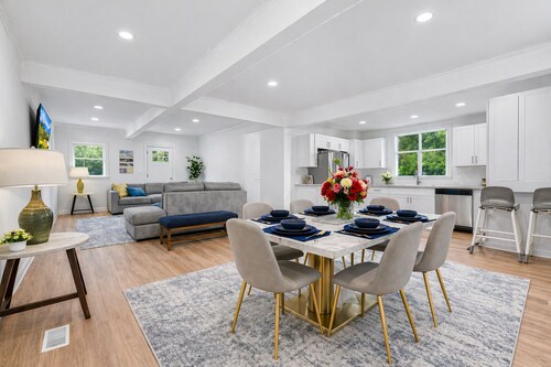  LAKE GEORGE VILLAGE. 1 Block to BEACH, SHEPHERDS PARK & CANADA St.Pet Friendly.