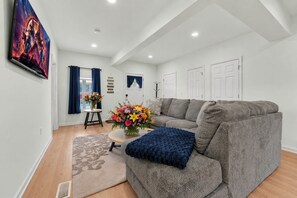 Smart TV - LAKE GEORGE VILLAGE. 1 Block to BEACH, SHEPHERDS PARK & CANADA St. PET  Friendly (Lake George)