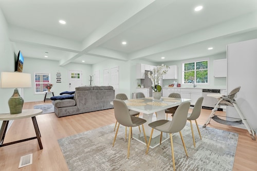 Heart of LG Village, Modern. Steps to LAKE, BEACH, SHEPHERDS PARK & CANADA St. 