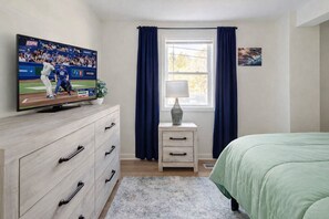 3 bedrooms, in-room safe, iron/ironing board, travel cot -  LAKE GEORGE VILLAGE. Steps to BEACH, SHEPHERDS PARK & CANADA St. Pet Friendly. (Lake George)