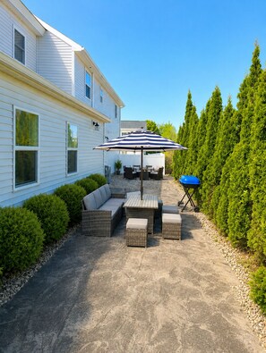 Outdoor dining - LAKE GEORGE VILLAGE. 1 Block to BEACH, SHEPHERDS PARK & CANADA St. PET  Friendly (Lake George)