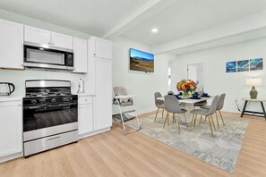 Fridge, microwave, oven, stovetop - LAKE GEORGE VILLAGE. 1 Block to BEACH, SHEPHERDS PARK & CANADA St. PET  Friendly (Lake George)
