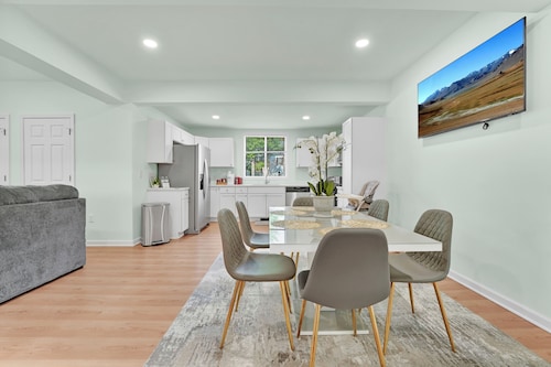 Special Heart of LG VILLAGE. Steps to LAKE, BEACH, SHEPHERDS PARK & CANADA St.