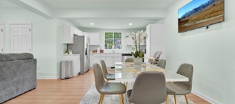 Special Heart of LG VILLAGE. Steps to LAKE, BEACH, SHEPHERDS PARK & CANADA St.