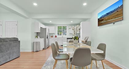 Special Heart of LG VILLAGE. Steps to LAKE, BEACH, SHEPHERDS PARK & CANADA St.