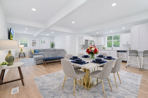 Special Heart of LG VILLAGE. Steps to LAKE, BEACH, SHEPHERDS PARK & CANADA St.