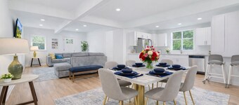 Special Heart of LG VILLAGE. Steps to LAKE, BEACH, SHEPHERDS PARK & CANADA St.