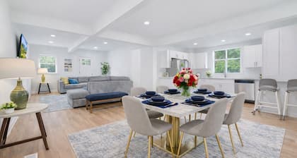 Special Heart of LG VILLAGE. Steps to LAKE, BEACH, SHEPHERDS PARK & CANADA St.