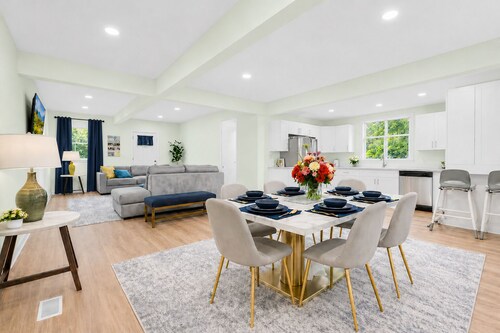 LAKE GEORGE VILLAGE. 1 Block to BEACH, SHEPHERDS PARK & CANADA St. PET  Friendly
