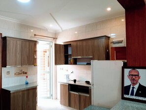 Full-sized fridge, microwave, oven, stovetop - HOTEL DE SILVER BOTIQUE KiGALi (Kigali)