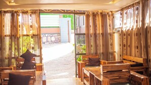 Una habitación con muebles de madera y vistas al exterior.