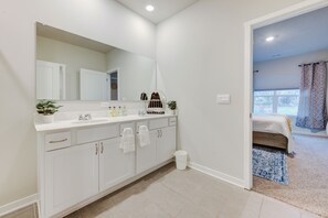 Secadora de cabello, toallas, jabón, shampoo