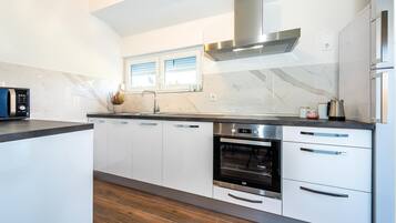 Fridge, oven, dishwasher, coffee/tea maker