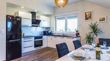 Refrigerador, horno, lavavajillas, cafetera/tetera