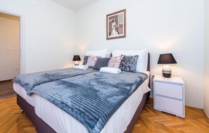 6 Schlafzimmer, Zimmersafe, Bügeleisen/Bügelbrett, Reisekinderbett