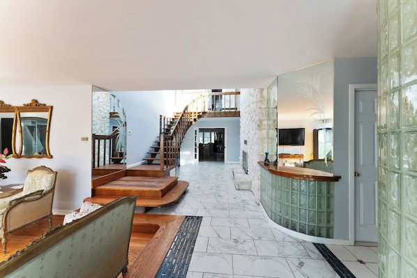 Living area - LUXURY BAY SHORE HOME (Bay Shore)