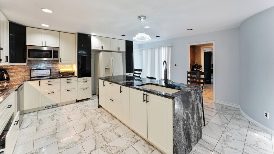 LUXURY BAY SHORE HOME