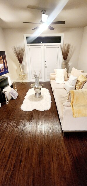 Living area - Cozy 2-bedroom condo with WiFi, AC in welcoming Prosper (Prosper)