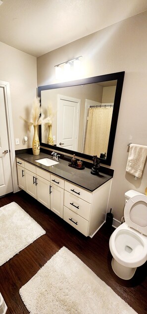 Hair dryer, towels, soap, toilet paper - Cozy 2-bedroom condo with WiFi, AC in welcoming Prosper (Prosper)