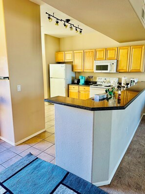 Private kitchen - Large 3 Bedroom in Central Scottsdale w/ Pool, Clubhouse, Fitness Room and More… (Scottsdale)