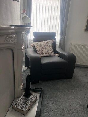 Smart TV - Quiet 3-bedroom House Near Anfield offers 5 beds, ideal for Families or Groups (Anfield)