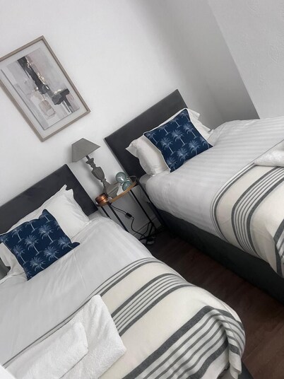 Quiet 3-bedroom House Near Anfield offers 5 beds, ideal for Families or Groups