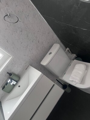 Haartrockner, Handtücher, Seife, Toilettenpapier