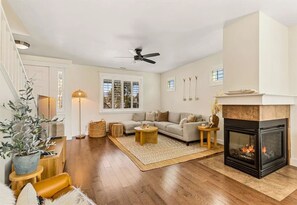 Tv, eldstad och böcker