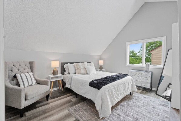 3 habitaciones, tabla de planchar con plancha y cuna de viaje 