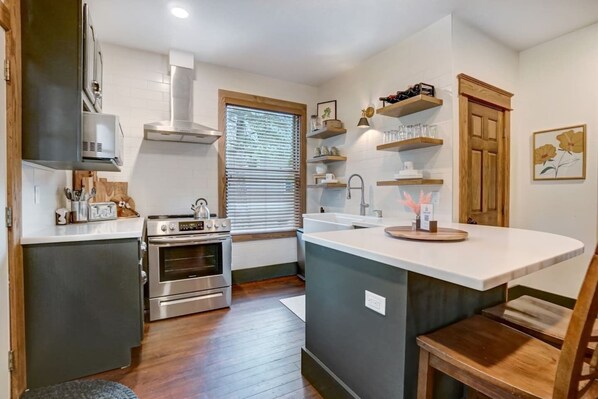 Kühlschrank, Mikrowelle, Ofen, Herdplatte