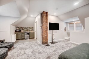 5 Schlafzimmer, Schreibtisch, Bügeleisen/Bügelbrett, Reisekinderbett