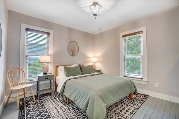 5 bedrooms, desk, iron/ironing board, travel cot