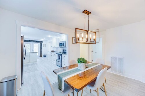 Bright & Welcoming Home | Easy Access to Greenville Zoo