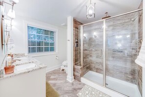 Douche, sèche-cheveux, serviettes fournies