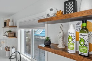 Interior - 4 Houses from the Beach Free Parking & EV Charger (San diego)