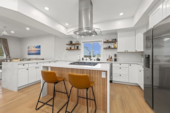 Fridge, microwave, oven, stovetop - 4 Houses from the Beach Free Parking & EV Charger (San diego)