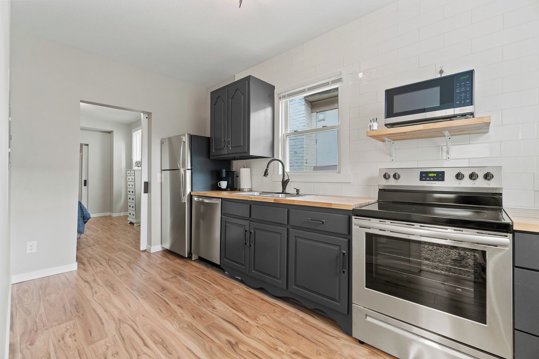 Frigorífico, microondas, horno y placa de cocina