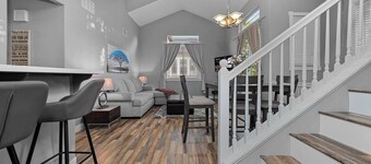Luxury Touches Home for 6 w/Covered Free Parking