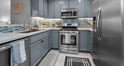 Luxury Touches Home for 6 w/Covered Free Parking