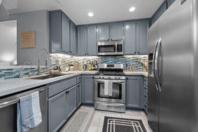 Luxury Touches Home for 6 w/Covered Free Parking