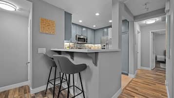 Een koelkast, een microgolfoven, een oven, een kookplaat