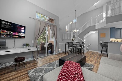 Cozy Stay for 6 | Reserved Garage Parking, Balcony & BBQ Grill