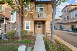 Exterior - Cozy Stay for 6 | Reserved Garage Parking, Balcony & BBQ Grill (Ladera Ranch)