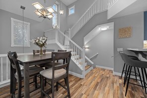 Dining - Cozy Stay for 6 | Reserved Garage Parking, Balcony & BBQ Grill (Ladera Ranch)