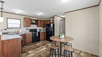 Køleskab, mikrobølgeovn, ovn, kogeplade