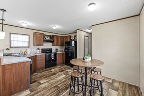 KĂŒhlschrank, Mikrowelle, Ofen, Herdplatte