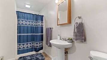 Douche, sĂšche-cheveux, serviettes fournies